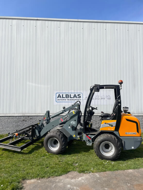 Giant G2500HD kniklader met hoge giek en ramen